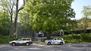 Policía sueca en las inmediaciones de la embajada israelí en Estocolmo