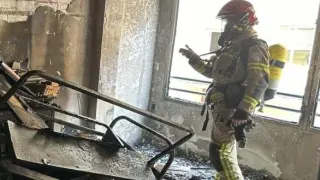 Un bombero en una de las habitaciones de la vivienda donde se ha registrado el incendio.