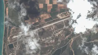 Una imagen satelital de la base aérea de Belbek, en medio del ataque ruso a Ucrania, en Crimea.