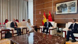 Reunión de Natalia Chueca y Jorge Azcón con el embajador chino, Yao Jing.