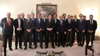 Javier Milei, junto al presidente de la CEOE, Antonio Garamendi, y representantes de empresas españolas, en su primer viaje a España como presidente de Argentina.