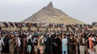 Personas se reúnen para ver combates de lucha local en el festival de Shalamar en Kandahar, Afganistán, el 17 de mayo de 2024