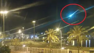 El enorme meteorito, captado por una cámara situada en una plaza de Cádiz.