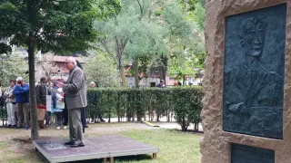 Una escultura recuerda desde hoy al novelista en el Parque Miguel Servet.