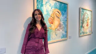 Cristina pellicer, junto a algunas de las obras que expone en el Espacio Joven Ibercaja