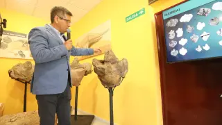 Alberto Cobos presenta el fósil de una pisada de iguanodonte extraída de El Castellar.
