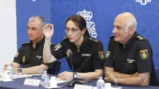 El jefe provincial de la Policía Nacional, Enrique Barón (d) y la Inspectora Jefa del Grupo de Homicidios, Rafaela Polo (c), explican la operación