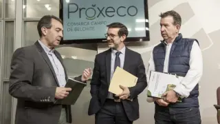 El presidente de la comarca Campo de Belchite, el director general de Comercio, Ferias y Artesanía del Gobierno de Aragón, y el alcalde de Belchite en la presentación de Proxeco.