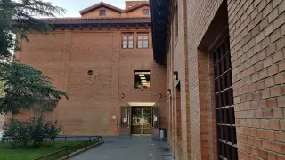 Entrada de la Biblioteca Pública de Huesca, en la plaza Luis Buñuel. +