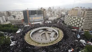 Iraníes se reúnen en la plaza Vali-Asr de Teherán durante una ceremonia de luto por el fallecido presidente iraní Ebrahim Raisi