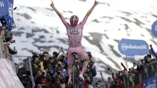 Pogacar celebra la victoria de la 15! etapa del Giro de Italia desde Manerba del Garda y Livigno