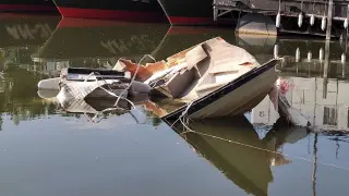 La lanchamotora dañada a causa del accidente de crucero que ha dejado dos muertos en el río Danubio, cerca de Budapest.