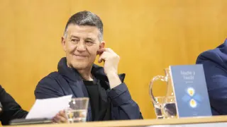 Mariano Gistaín fue el más entusiasta en la presentación de su libro sobre la identidad, la Inteligencia Artificial, la memoria y las relaciones de los seres humanos.