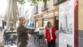 Emilio Parra y Lola Ranera, comentando aspectos de la Torre Nueva histórica en la plaza de San Felipe de Zaragoza.