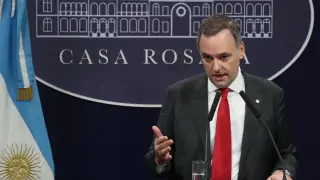 El portavoz del Gobierno de Argentina, Manuel Adorni, ofrece una declaración institucional, en la Casa Rosada