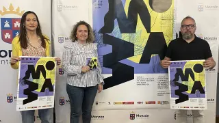 Elena Franco, Marta Montaner y Toño Monzón con el cartel del MOBA