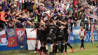 Jugadores y afición, celebrando en Lugo el ascenso a Primera División.
