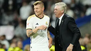 FILE - Real Madrid's head coach Carlo Ancelotti, right, and Real Madrid's Toni Kroos talk during the Spanish La Liga soccer match between Real Madrid and Deportivo Alaves at the Santiago Bernabeu stadium in Madrid, Spain, on May 14, 2024. Real Madrid said the 34-year-old German international “has decided to bring an end to his time as a professional footballer following Euro 2024.” (AP Photo/Jose Breton, File)