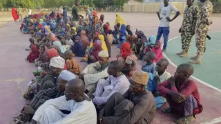 Personas que fueron mantenidas cautivas por extremistas islámicos y rescatadas por el ejército de Nigeria