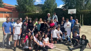 Más de 300 escolares de Daroca disfrutan de una jornada de baloncesto con el legendario Fernando Romay