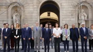 Minuto de silencio convocado por la Generalitat y el Ayuntamiento de Barcelona en la plaza Sant Jaume.