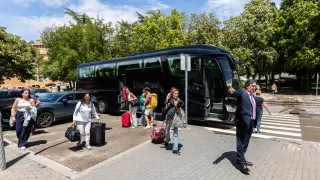 Pasajeros del Tren, llegan en autobús por falta de maquinistas a la estación de Teruel 21_05_24 Foto Javier Escriche [[[FOTOGRAFOS]]]