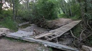Una de las tres pasarelas destrozadas en el río Isuela a su paso por Huesca, en el camino de las Fuentes de Marcelo.
