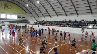 Aspecto de Pabellón del Parque durante la disputa del 'II Torneo de Voleibol Ciudad de Huesca'.