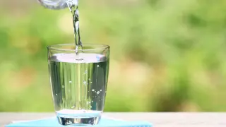 Beber agua es necesario para mantenerse hidratado.