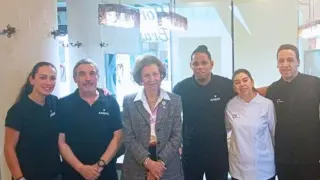 Doña Sofía posando con el personal del restaurante El Mercao de Teruel