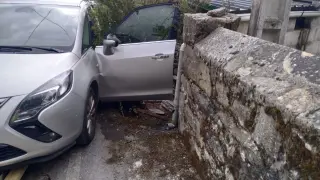 El vehículo de la mujer fallecida, tras descender varios metros y colisionar contra un muro de piedra
