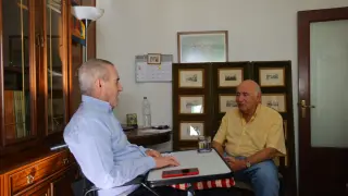 El voluntario Elías del Pino, a la derecha, conversa con Guillermo Moreno, en su domicilio zaragozano.