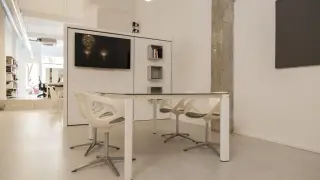 Una sala dedicada a multimedia dentro de una oficina. Proyecto de Espacio Sutil.