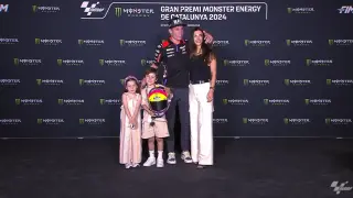 El piloto Aleix Espargaró junto a su mujer e hijos tras anunciar su retirada de Moto GP.