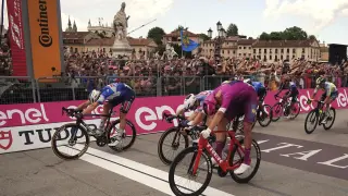 El belga Tim Merlier, izquierda, supera al italiano Jonathan Milan, derecha, para ganar la 18ª etapa del Giro de Italia desde Fiera di Primiero hasta Padua