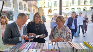 Rosa Serrano, en el centro, durante su visita a la Feria del Libro de Huesca, inaugurada este viernes.