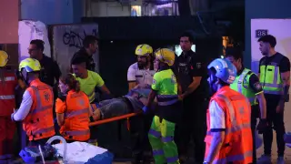 Varios servicios de emergencia evacúan a los heridos en la playa de Palma