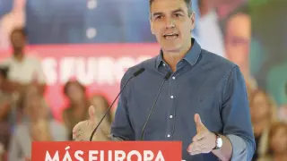 El secretario general del PSOE y presidente del Gobierno, Pedro Sánchez, interviene en un acto de la campaña en Sevilla.
