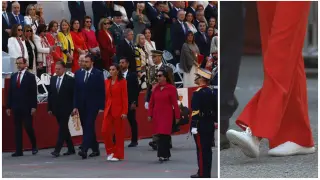 Detalle de las zapatillas blancas que ha llevado este sábado la reina Letizia en el desfile de las Fuerzas Armadas.