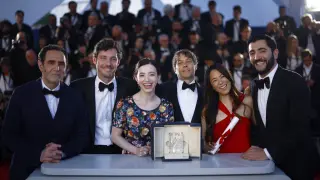 El director Sean Baker, ganador de la Palma de Oro por la película 'Anora', posa con Vache Tovmasyan, Samantha Quan, Mikey Madison, Alex Coco y Karren Karagulian después de la ceremonia de clausura del 77º Festival de Cine de Cannes.