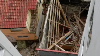Restos de la pared de un edificio que se ha derrumbado en Vigo
