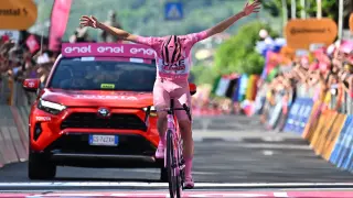 Bassano Del Grappa (Italy), 25/05/2024.- Slovenian rider Tadej Pogacar of Uae Team Emirates celebrates after crossing the finish line and win the 20th stage of the 107 Giro d'Italia 2024, cycling race over 184 km from Alpago to Bassano del Grappa, Italy, 25 May 2024. (Ciclismo, Italia, Eslovenia) EFE/EPA/LUCA ZENNARO