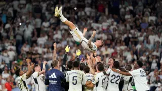 Soccer Football - LaLiga - Real Madrid v Real Betis - Santiago Bernabeu, Madrid, Spain - May 25, 2024 Real Madrids Toni Kroos is thrown in the air after his last game as a Real Madrid player REUTERS/Ana Beltran TPX IMAGES OF THE DAY [[[REUTERS VOCENTO]]]