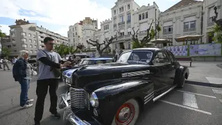 Vehículos históricos estacionados en la plaza Navarra.