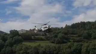 El helicóptero de la Guardia Civil de Huesca durante la operación de rescate de barranquista accidentado en la zona de Hecho.
