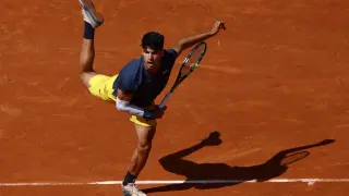 El tenista español Carlos Alcaraz, en acción en la primera ronda de Roland Garros ante el estadounidense J.J. Wolf