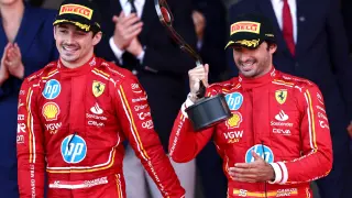 El ganador del Gran Premio de Mónaco, el pilot de Ferrari Charles Leclerc (a la izquierda), posa en el pódium junto al tercer clasificado, su compañero de equipo el español Carlos Sainz Jr.
