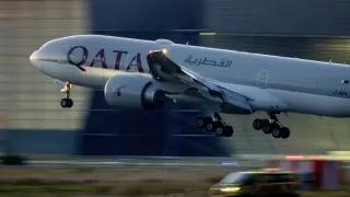 Imagen de archivo de una avión de Qatar airways, la compañía cuya aeronave ha sufrido turbulencias que han llevado al hospital a varias personas