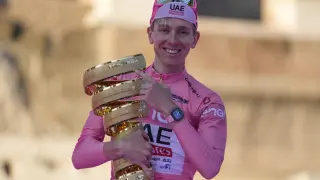Tadej Pogacar celebra en el pódium su victoria en el Giro de Italia 2024