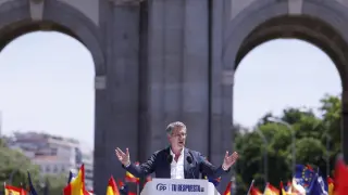 El líder del PP Alberto Nuñez Feijóo, interviene en la manifestación contra Pedro Sánchez y la ley de amnistía convocada por el PP, el domingo en Madrid.